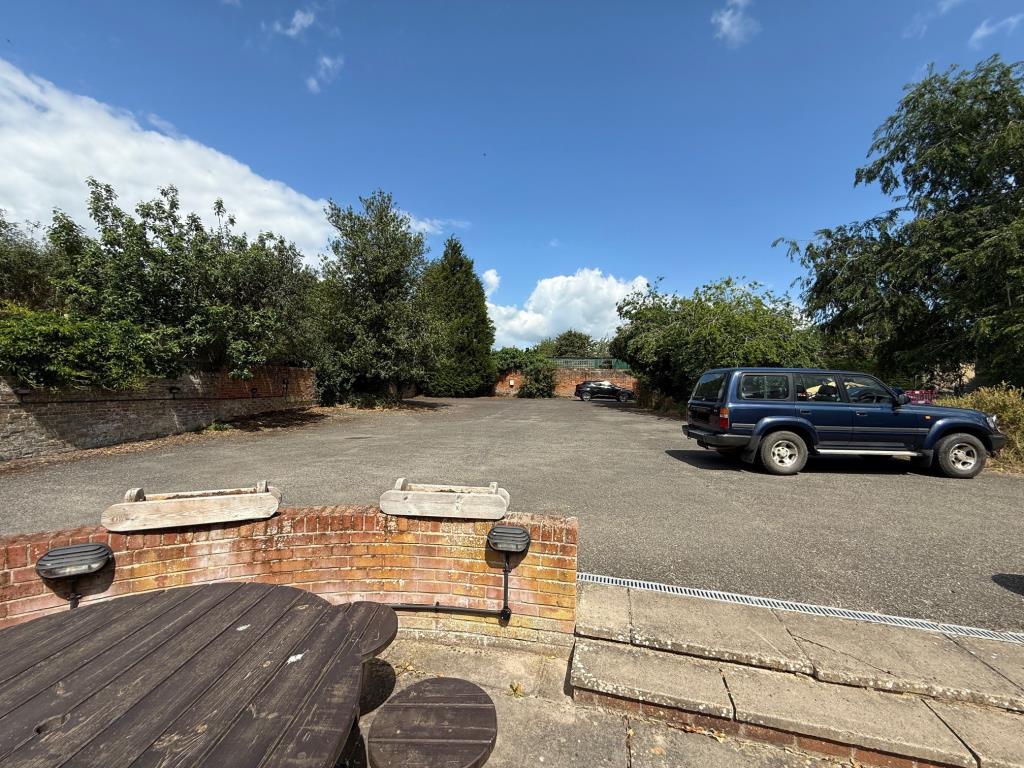 Lot: 129 - FREEHOLD PUBLIC HOUSE SITUATED IN POPULAR SUFFOLK VILLAGE LOCATION - car park to the rear of the pub